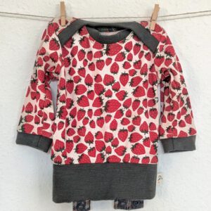 Langarm Shirt mit amerikanischem Ausschnitt, Erdbeermuster und farblich abgesetzten B&uuml;ndchen an &Auml;rmeln, Halsausschnitt und Bauch.